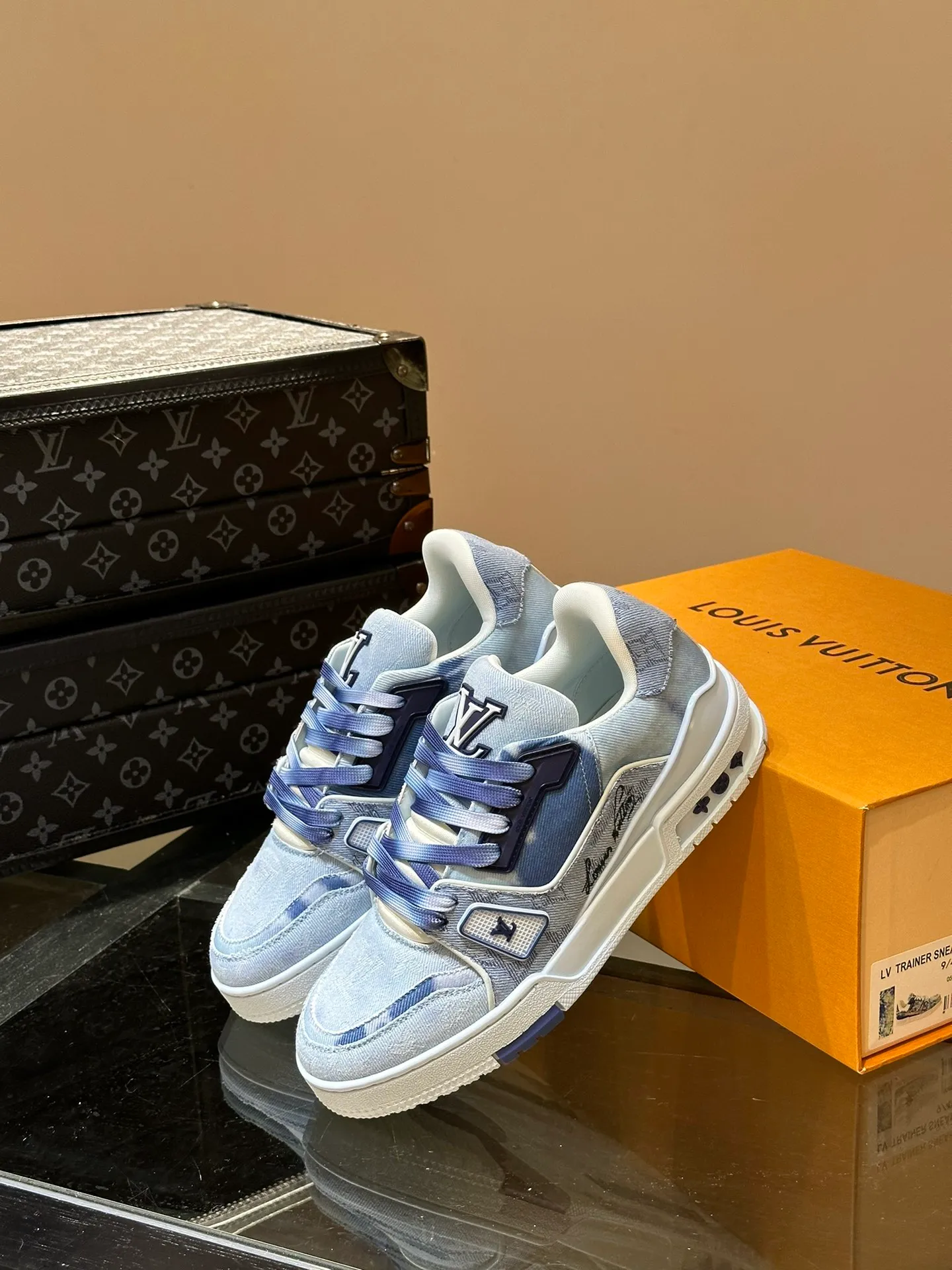 P840 TRAINER Men's canvas distressed sneakers, this LV Trainer sneaker is made of Monogram bleached denim to create a distressed look, reinterpreting Virgil Abloh's original design. Gradient laces complete the trendy details, rubber LV letters are marked on the tongue and side, technical rubber outsole blooms with Monogram flowers, and thick and lightweight EVA rubber outsole completes the whole. The upper is embellished with intricate prints and embroidered Monogram flowers. The rubber-injected rubber outsole continues the iconic elements, with a thick padded collar. The tongue, sides and rear are decorated with LV letters. The outsole is decorated with Monogram flowers. The standard insole continues the comfort experience. Size: 38-45